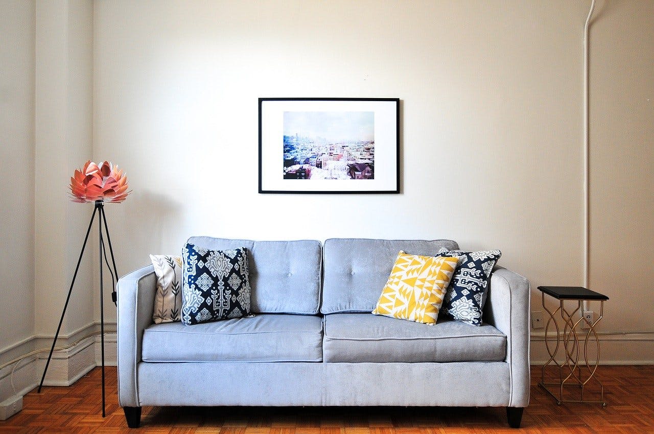 home24_couch Stylisches Sofa mit Lampe und Beistelltisch