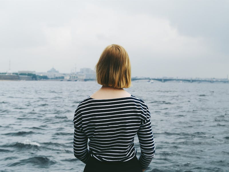 Frau mit gestreiftem Pullover