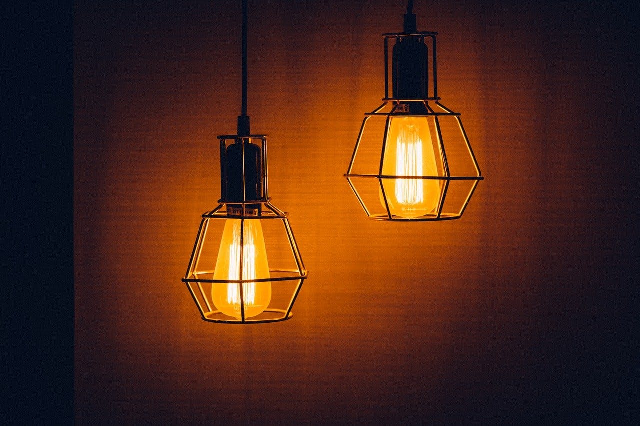Lampenwelt_Industrial Zwei Industrial Lampen hängen auf unterschiedlichen Höhen