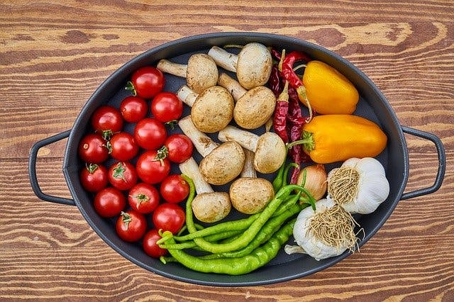 Topf mit buntem Gemüse und Pilzen