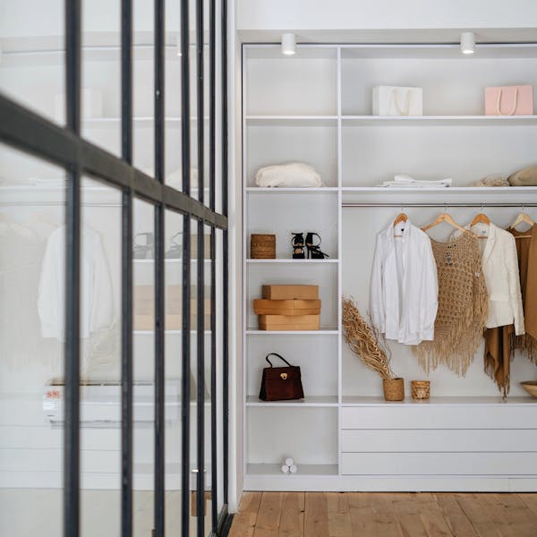 Weißer Kleiderschrank