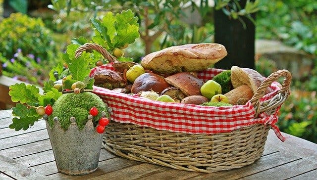 Korb mit Brot und Herbstdekoration
