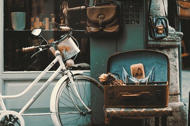 Klassisches Fahrrad, Koffer und weitere Vintage-Artikel
