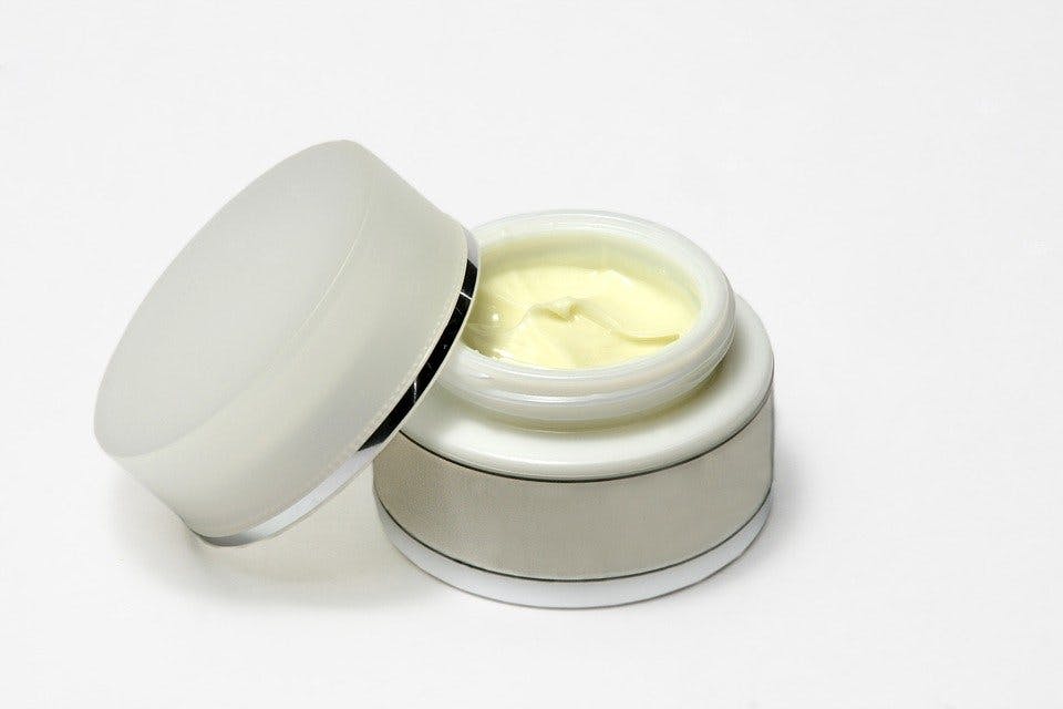 Medpex Creme und Hautpflege aufgeschraubtes Creme-Töppfchen