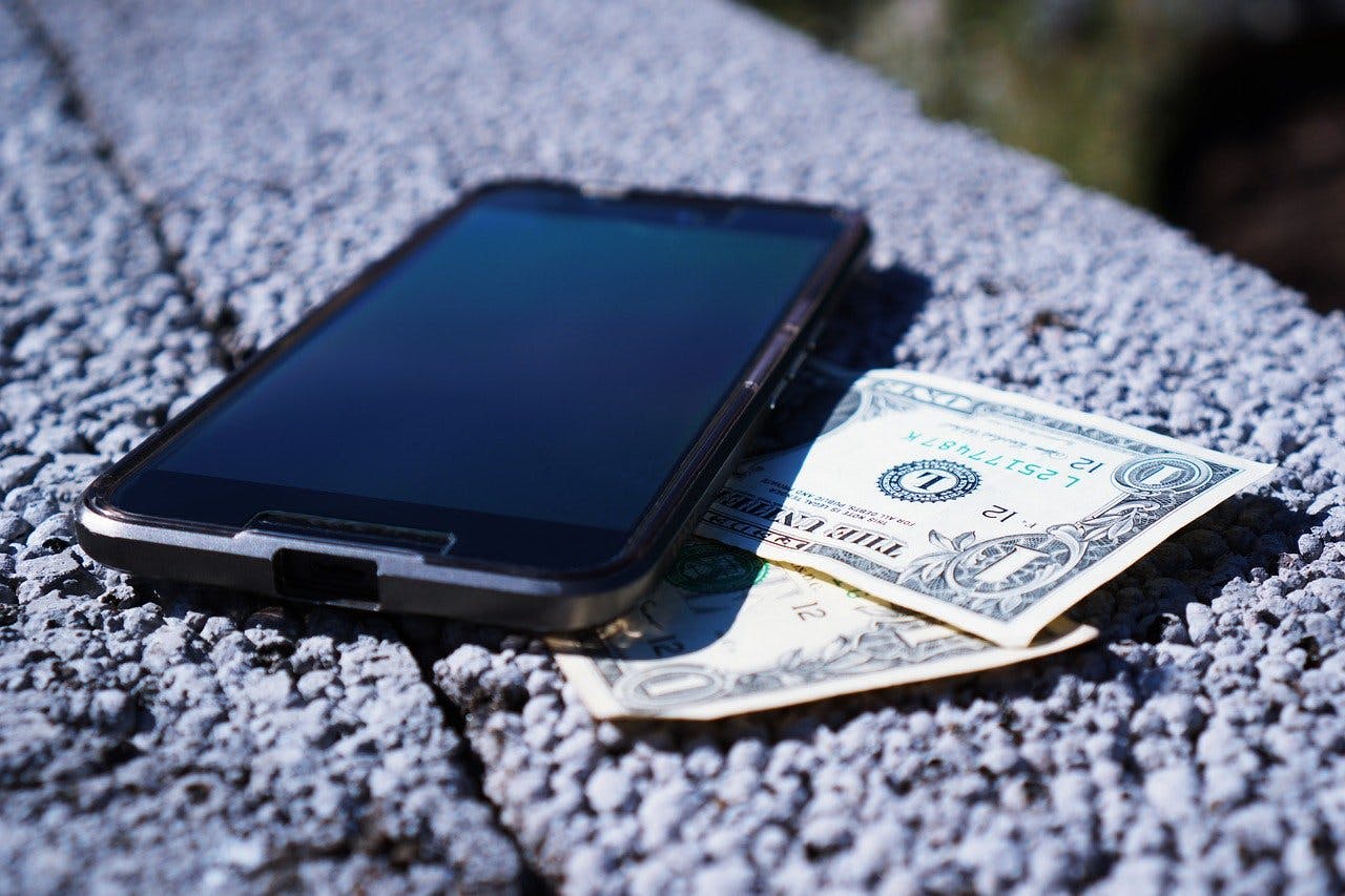 Smartphone auf Geld