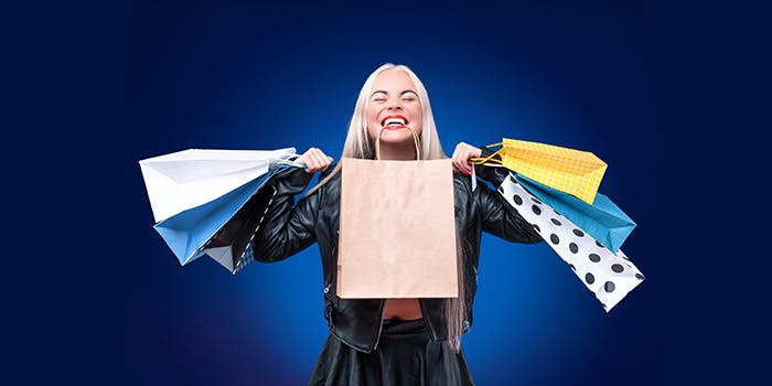 Die besten Angebote in der Black Week Eine junge Frau mit ganz vielen Einkaufstüten.