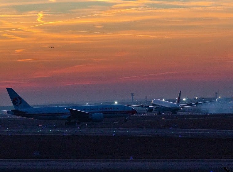 Expedia Flugreisen Passagierflugzeuge auf Flugplatz im Sonnenuntergang