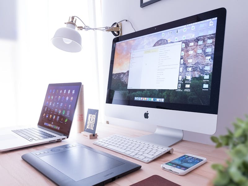 Büro mit PC und Notebook