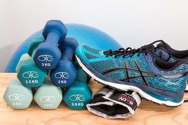 Kurzhanteln und Sportschuh