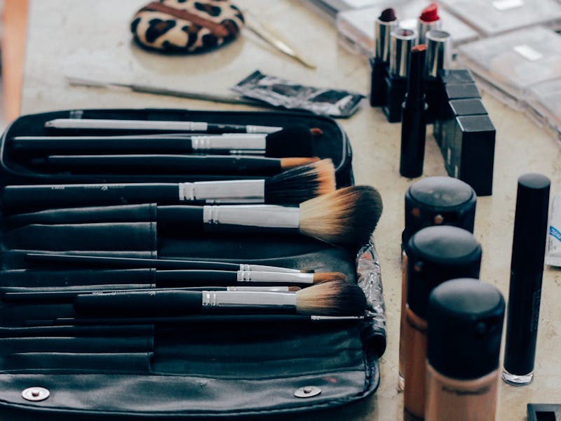 Verschiedene Make-Up-Pinsel und Schminkutensilien.