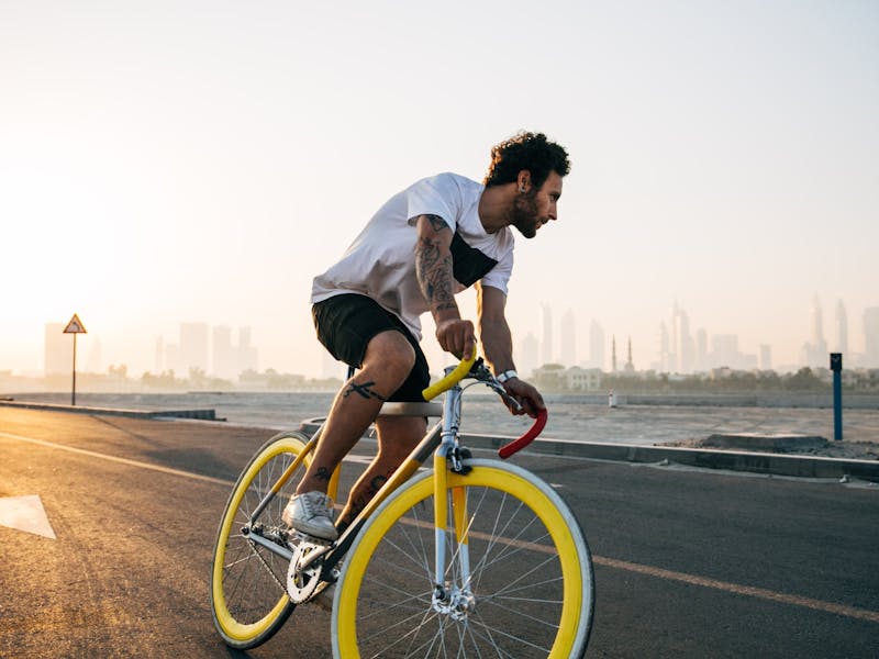 Mann fährt Fahrrad