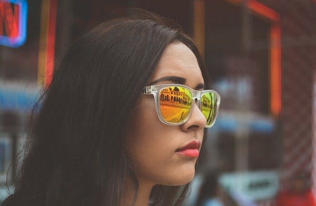 Frau mit Sonnenbrille