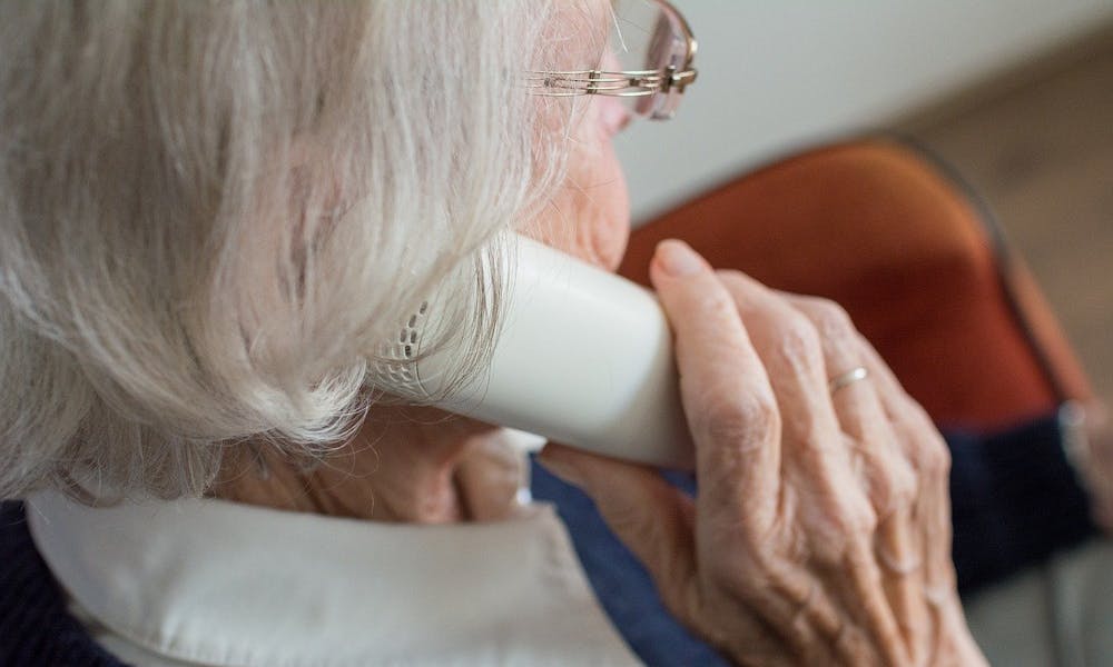 Haushaltsdienste Kategorie GDE Ältere Dame telefoniert