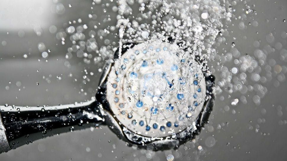 Ein wassersparender Duschkopf spart bares Geld.
