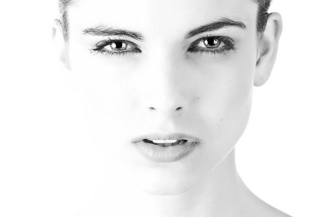 Schwarz-weiß Portait Frau
