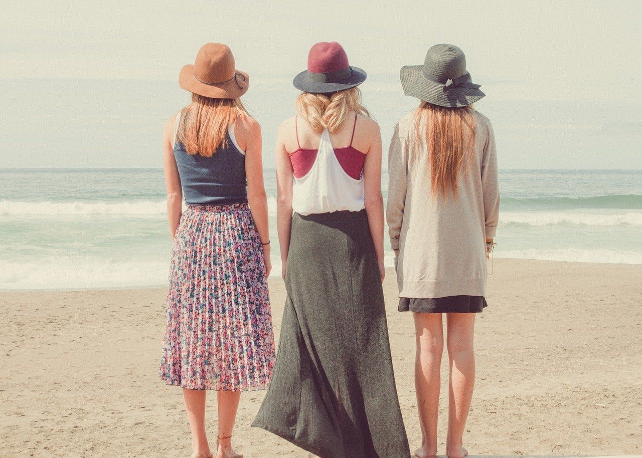 heine_Beachmode Drei Frauen mit Hut und Beachmode am Strand