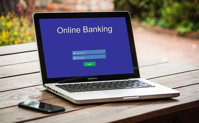 Laptop mit Online Banking Bildschirm