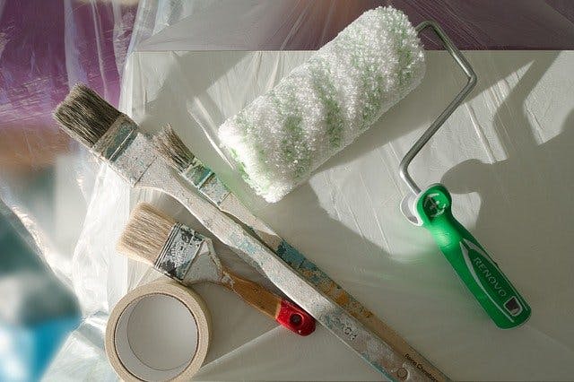 Klebeband, Pinsel und Farbrolle
