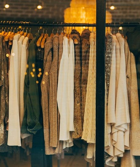 Breuninger Damenmode Blusen und Damenmode auf Kleiderständer