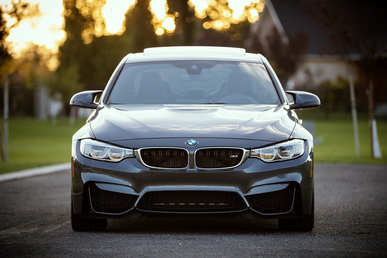 Vehiculum_BMW Schwarzer BMW von vorne