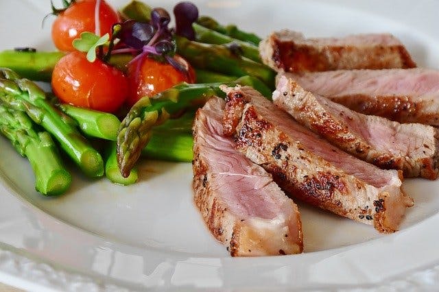 Spargel, Tomaten und Steak