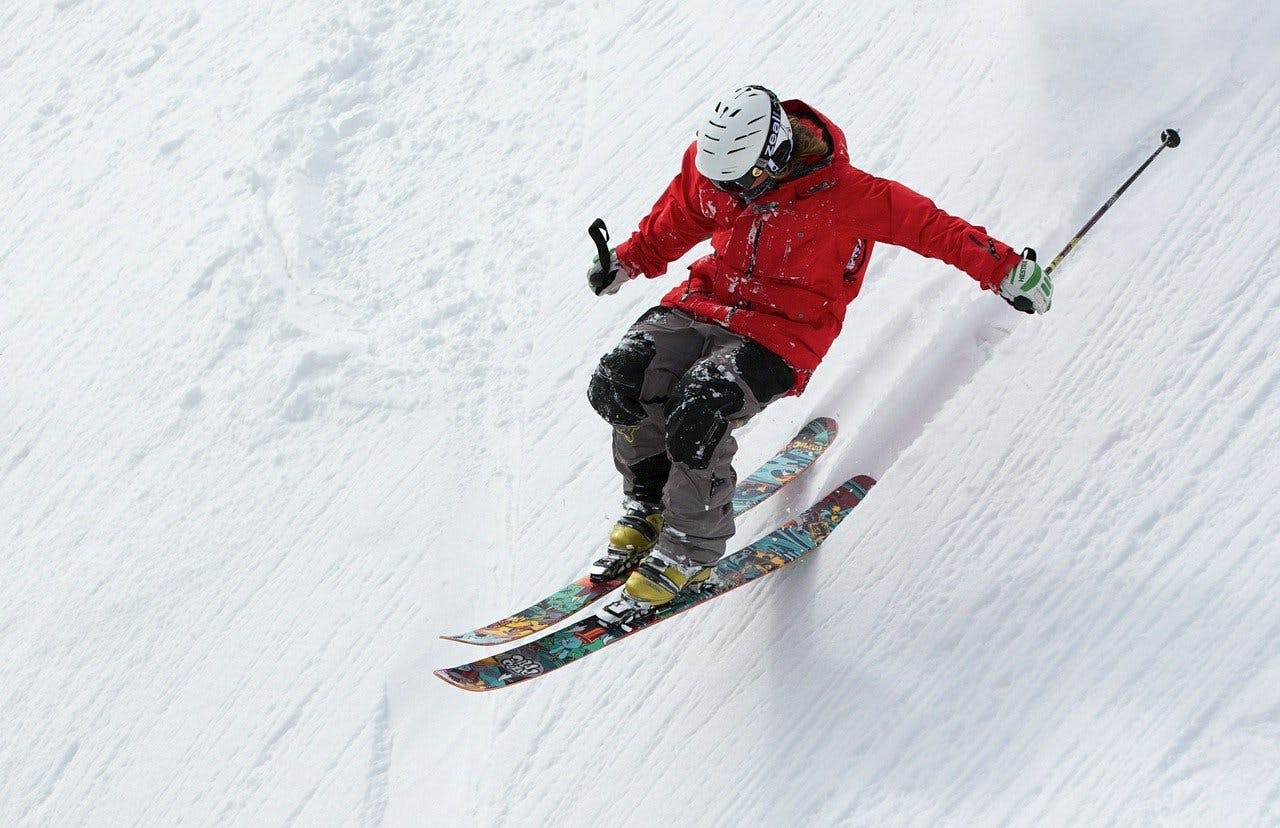 Sportgigant_Ski Mann fährt Ski den Berg herunter