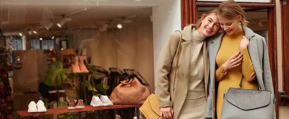 Verstehen sich gut: Strickkleid und Wollmantel