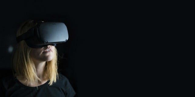 Frau mit VR Brille Virtual Reality Brillen Test