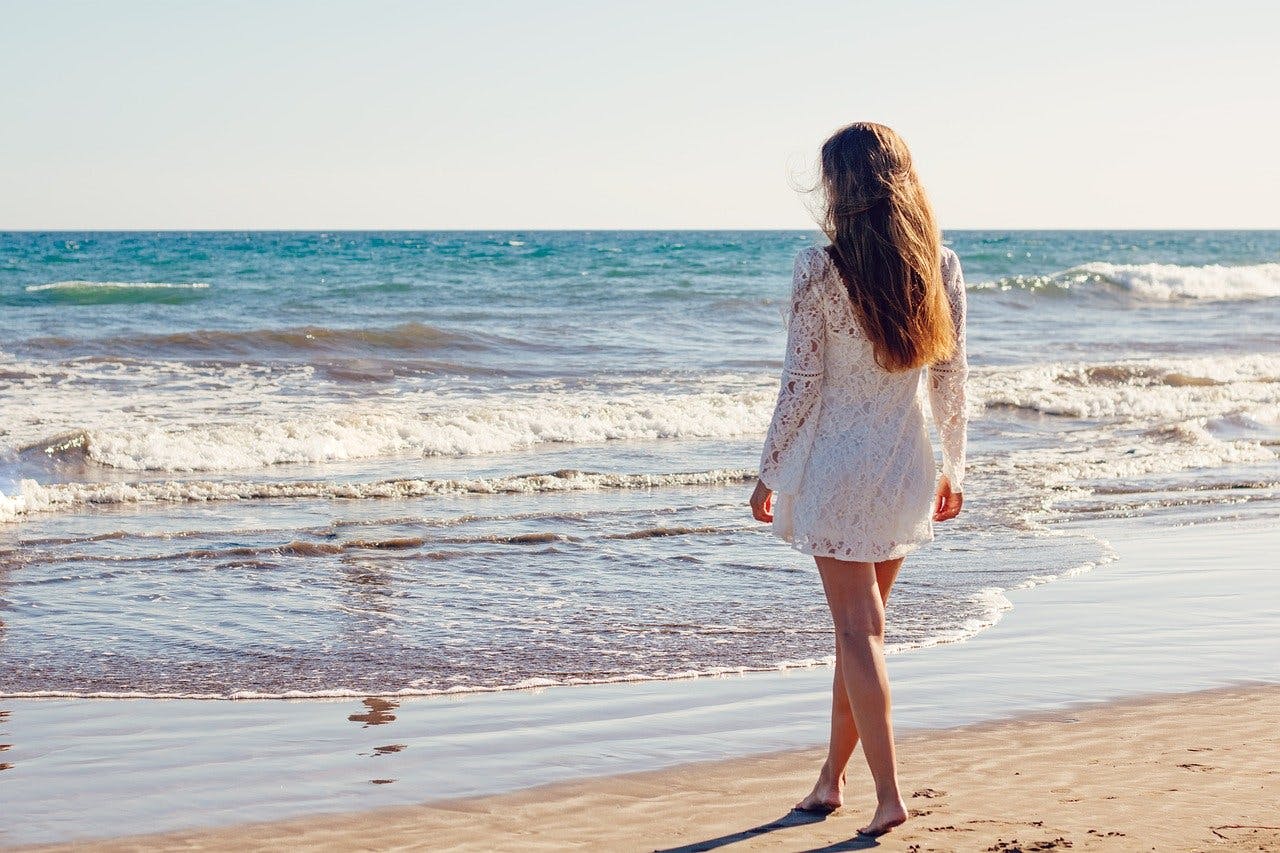 Lascana Sommerkleid Frau in Kleid am Strand