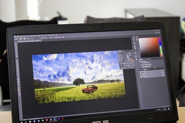 Bildbearbeitungsprogramm auf Laptop-Bildschirm