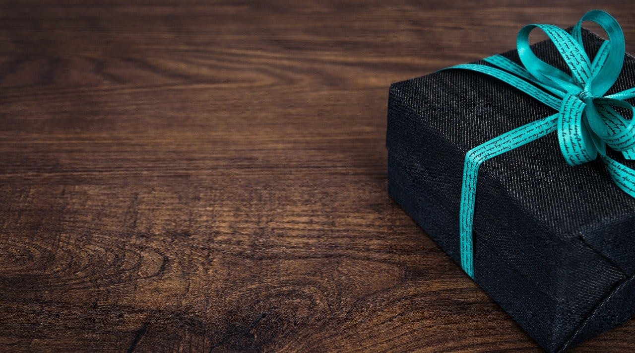 geschenkidee.ch_Verpackung Verpacktes Geschenk auf Holz