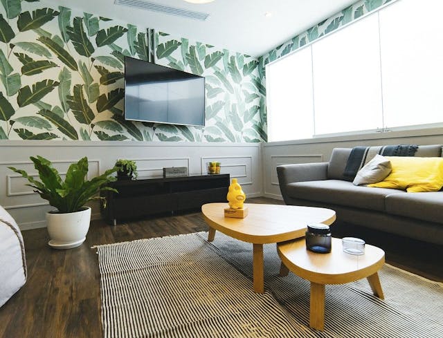 koziol Wohnzimmer GDE Hübsch eingerichtetes Wohnzimmer mit Sofa, Tischen, Deko und Pflanzen