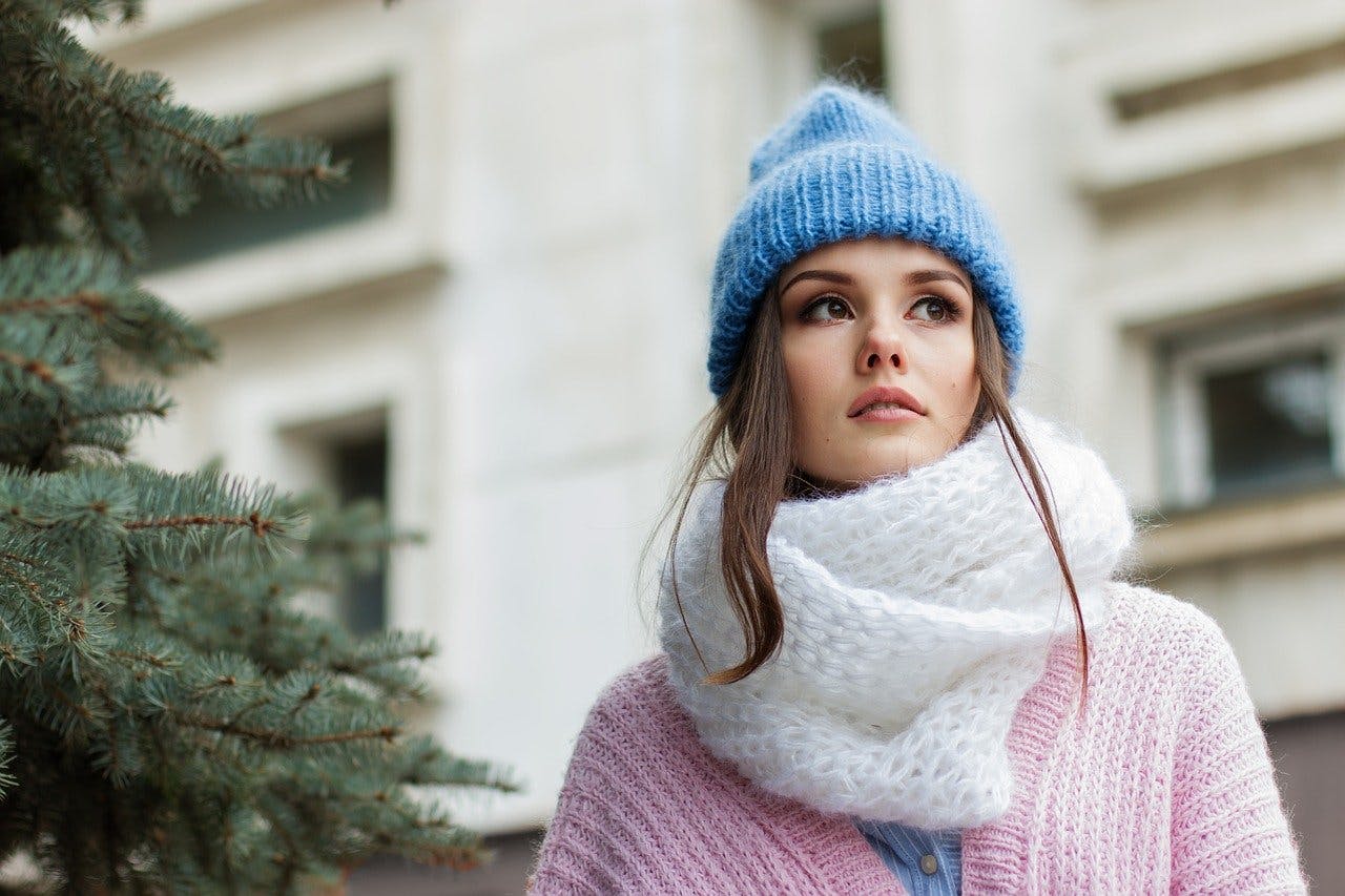 dress-for-less Accessoires Frau mit Schal und Mütze