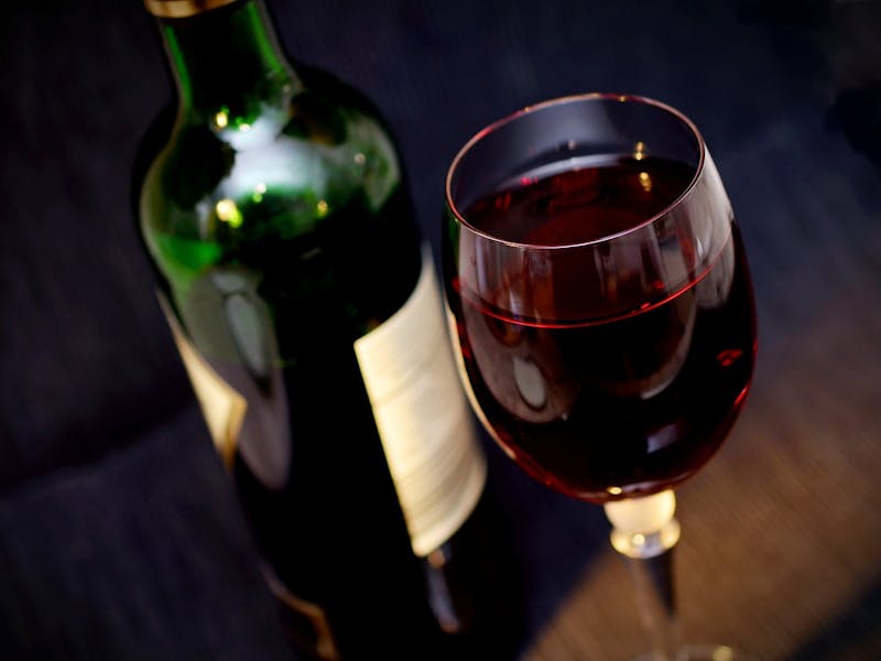 Rotwein mit Weinglas