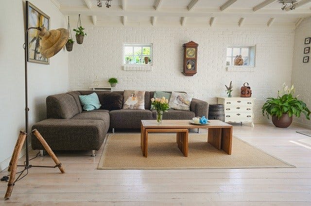 Hell eingerichtetes Wohnzimmer