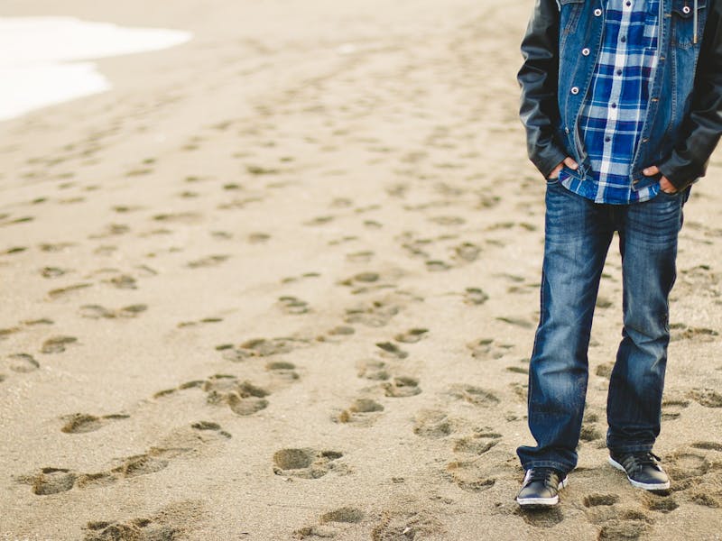Mann mit Jeanshose und Jeansjacke