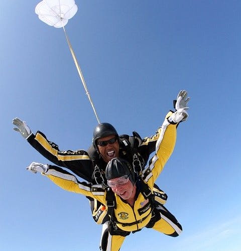 Groupon Fallschirmsprung Tandem-Fallschirmspringer