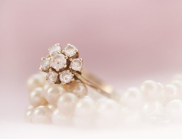 Diemer GDE Ring im Look einer Blume auf Perlen liegend