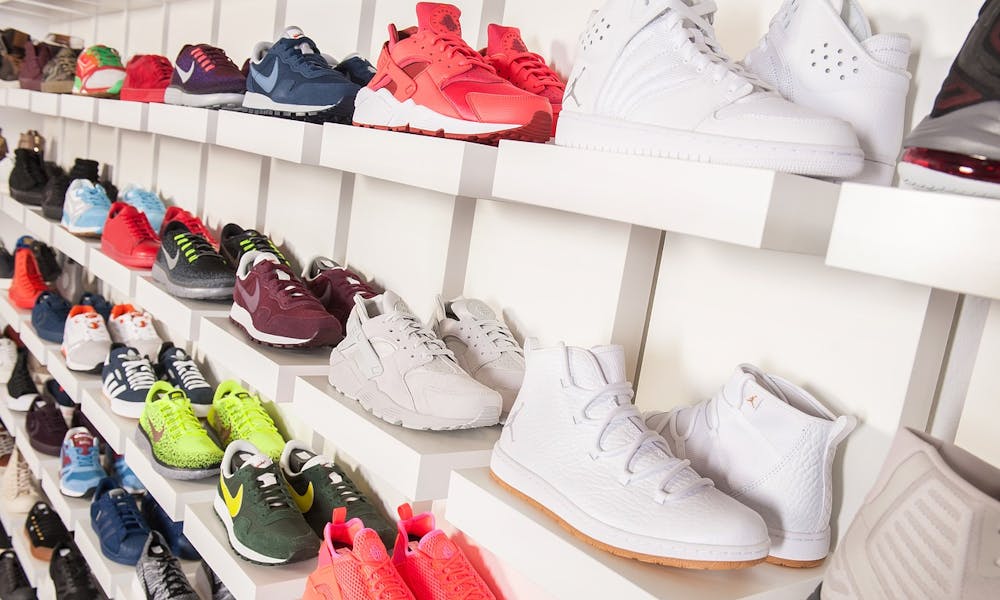 Regal mit unerschiedlich farbigen Sneakers