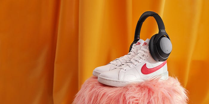 Ein paar Turnschuhe, die Kopfhörer aufhaben.