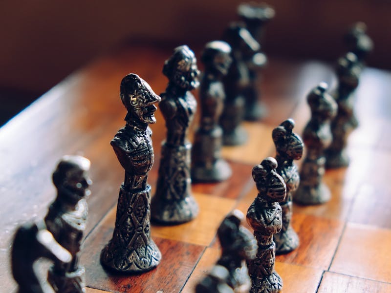 Vintage Schachfiguren auf einem Schachbrett
