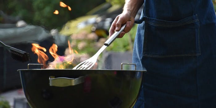 Grill & Chill: So wird Ihre Grill-Saison zum echten Erfolg Ein Mann grillt mit einem Kegelgrill