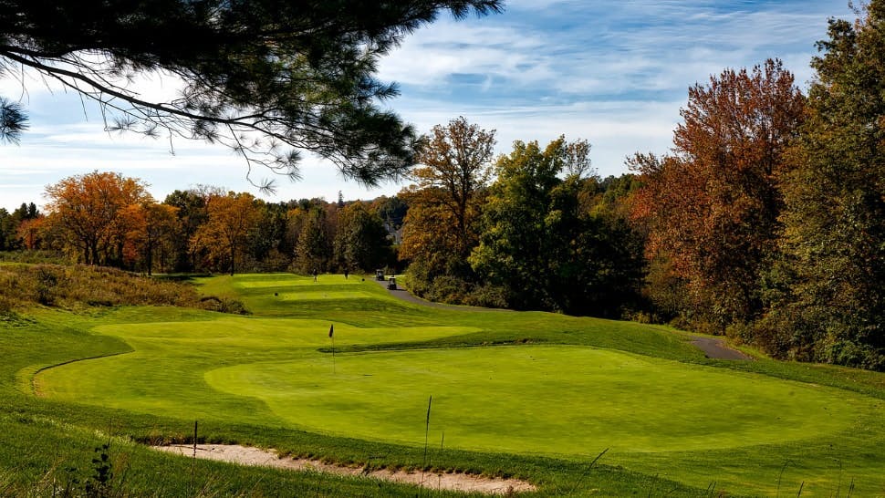 Panorama eines Golfplatzes Golfplatz im Panorama