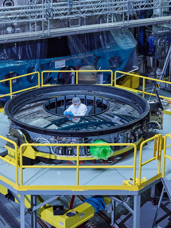 Technician Securing Screws of the M2 Secondary Mirror  / Vera C. Rubin Observatory / Cerro Pachón / Chile / 2024