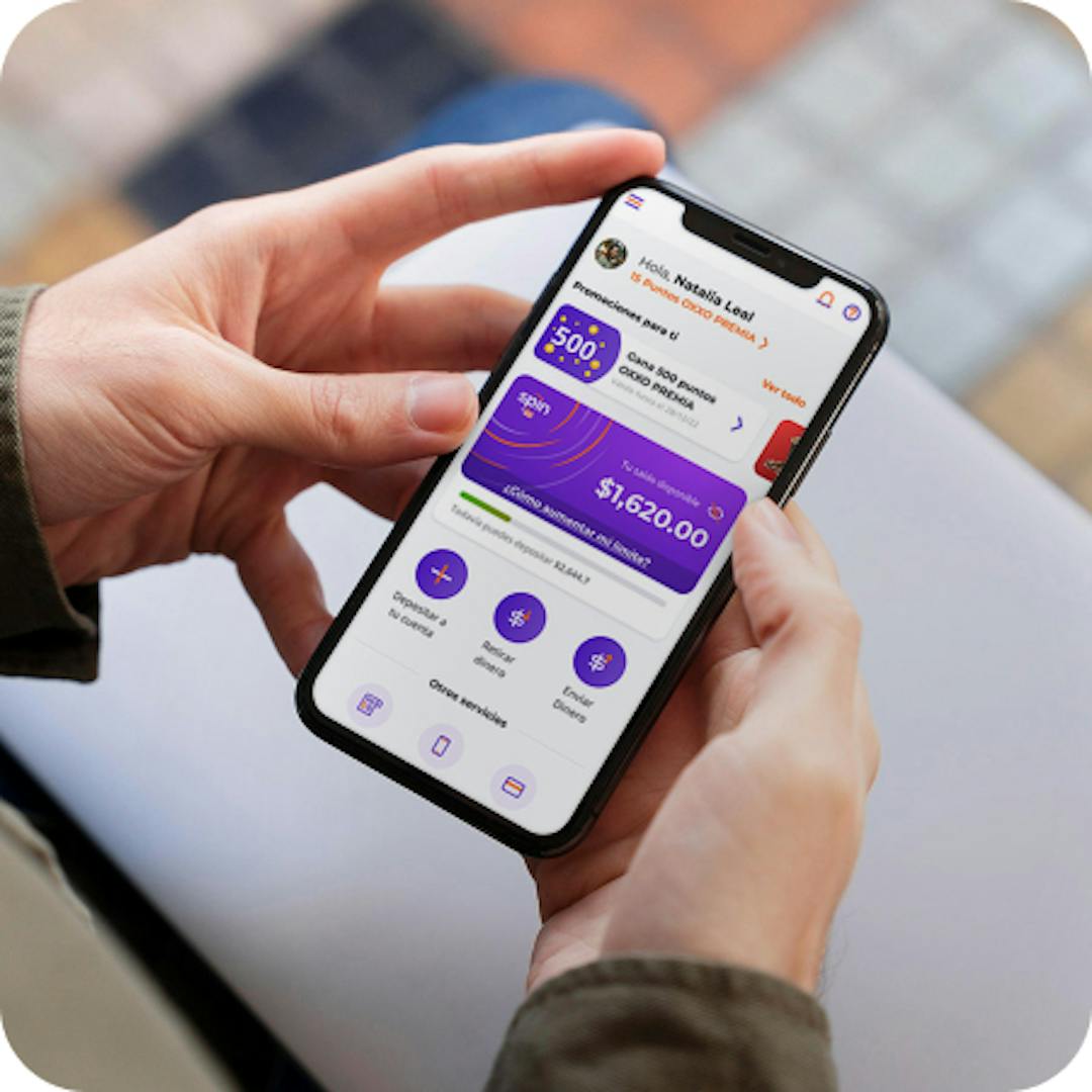 Persona utilizando la app Spin by OXXO
