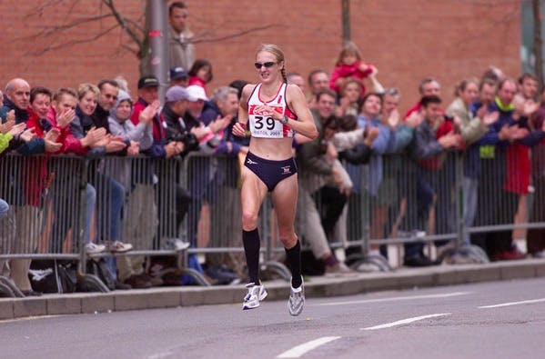 Paula Radcliffe wearing sunglasses while running a marathon