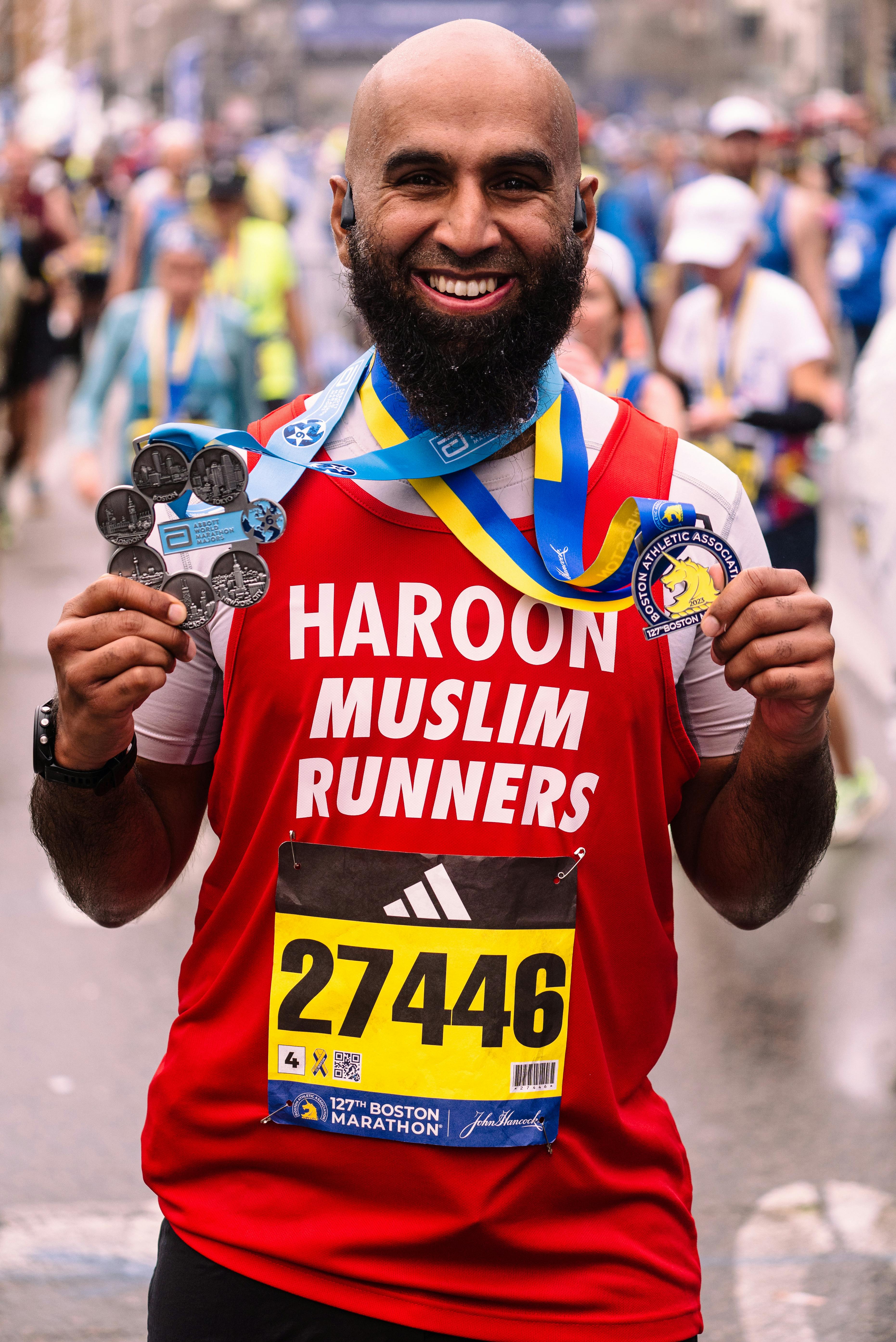 Haroon con la medalla de los 6 Maratones mundiales y la de Boston