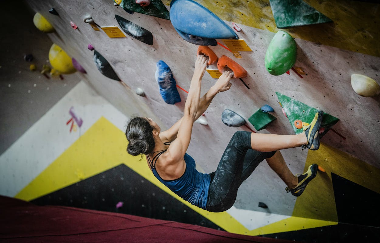 woman-climbing-on-climbing-wall