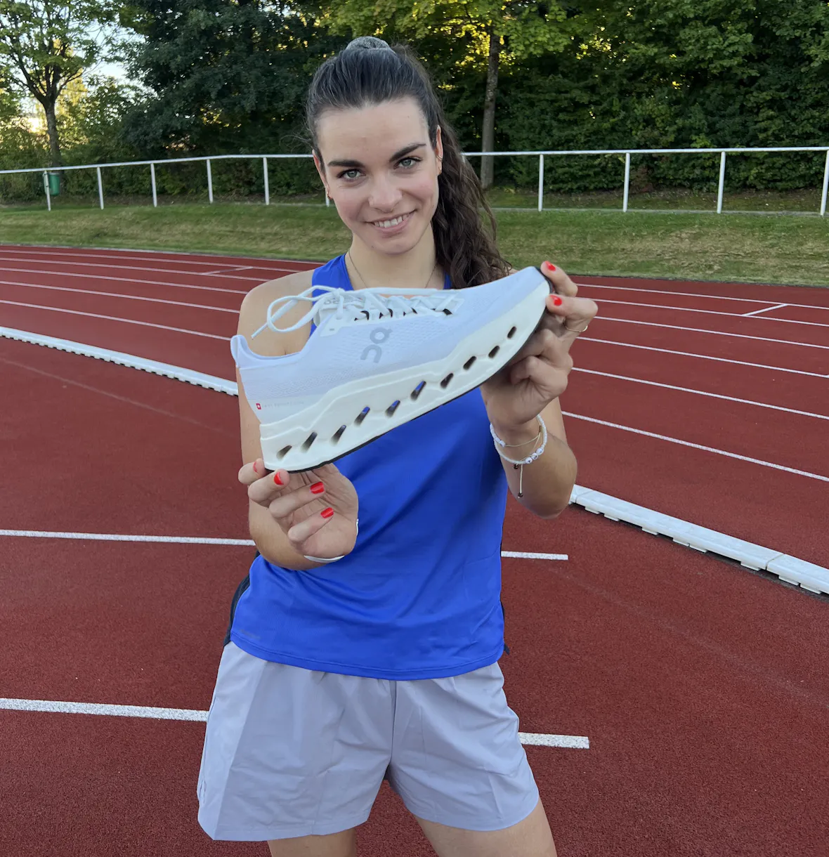 on-cloudsurfer-max-lisa-knab