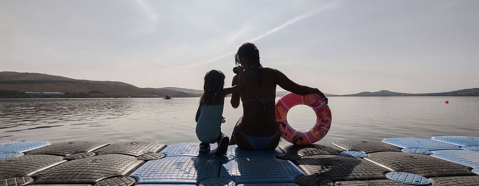 femme-et-enfant-avec-bouee-devant-lac